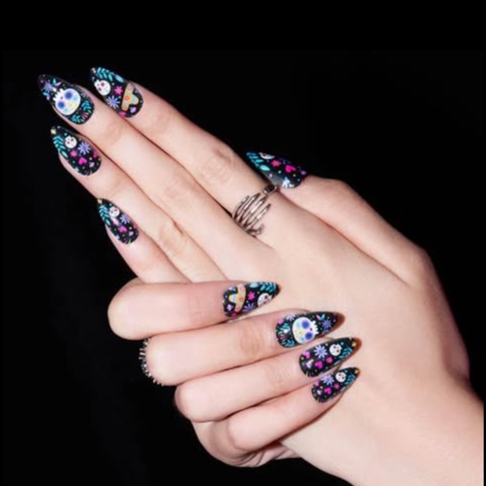 Glamermaid Press On Nails in “Spirit Garden”